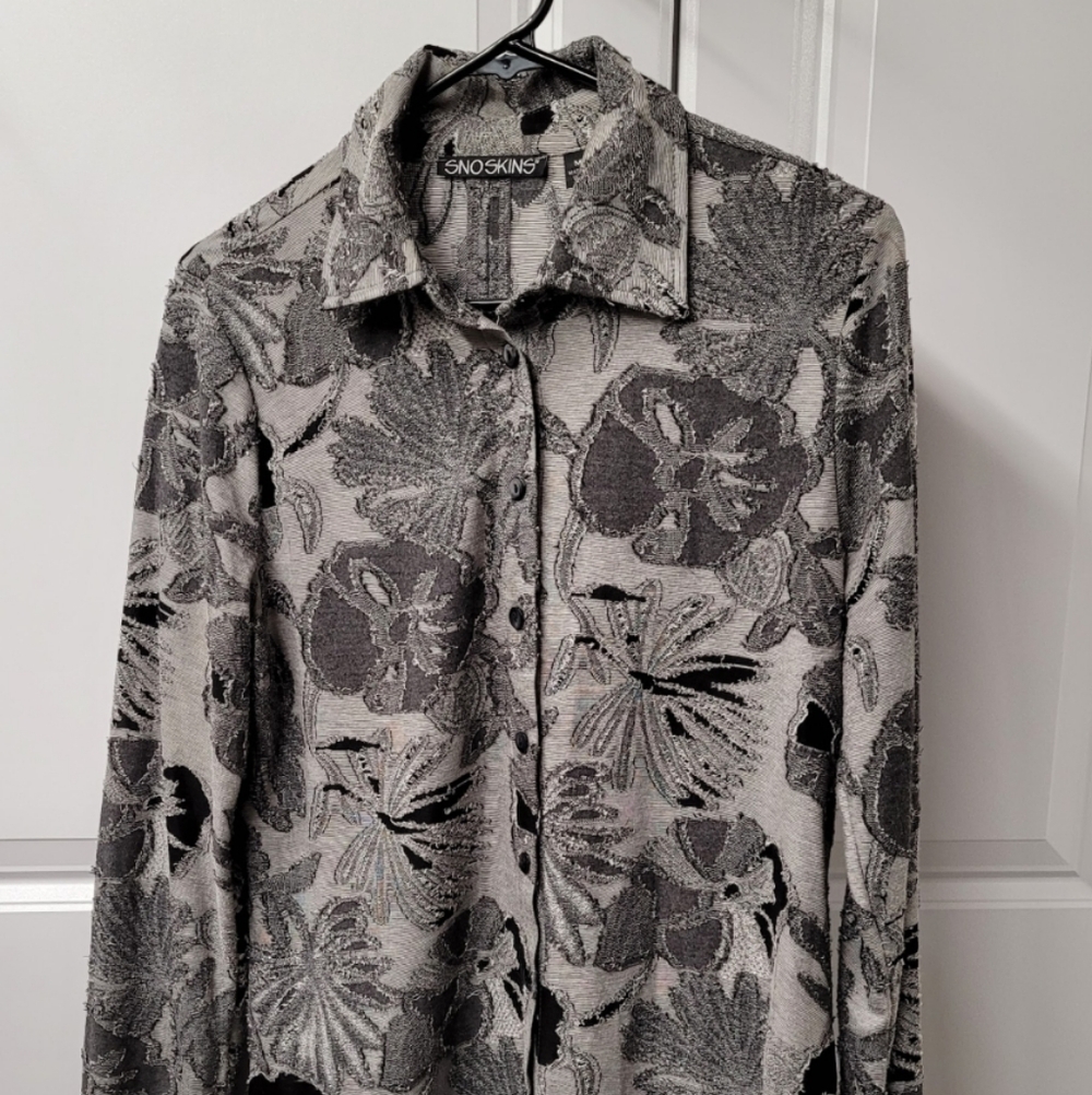 Sno Skins Women's Blouse Size: Medium